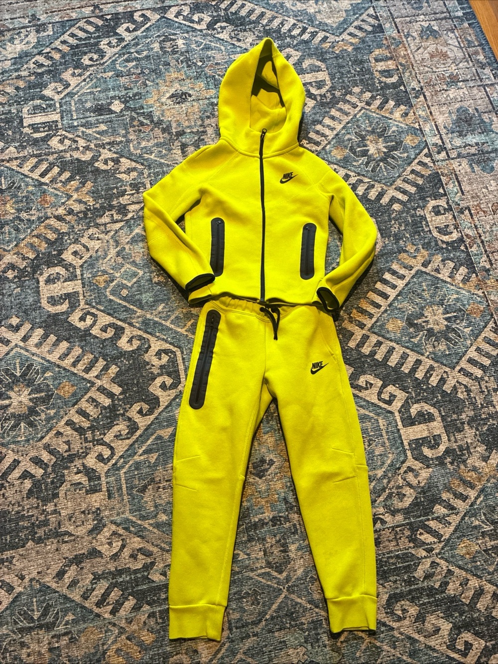 Nike Tech Fleece Windrunner kids track suit size S in Bright Cactus Green